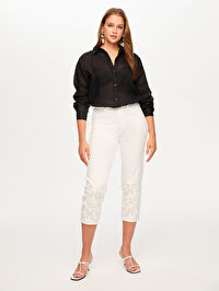 Paçası Nakış ve Boncuk Detaylı Straight Fit Jean Capri S26JCP006