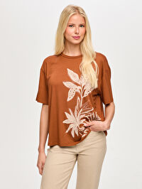Resort Önü Taş ve Baskı Detaylı Bisiklet Yaka Tshirt S26TSH104