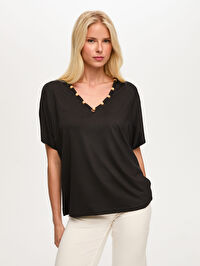Resort Yakası Boncuk Detaylı V Yaka Tshirt S26TSH116