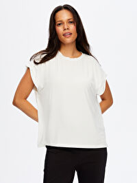 Omuzu Zincir Detaylı Modelli Tshirt W26TSH091