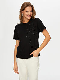 Relax Bisiklet Yaka Önü Nakış ve Taş Detaylı Kısa Kol Pamuk Tshirt W26TSH098